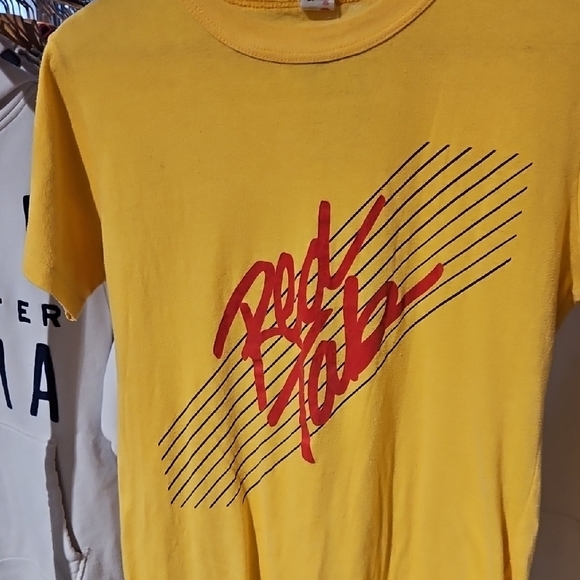 Yellow Levis Red Tab 70s Graphic T-Shirt - Picture 4 of 6